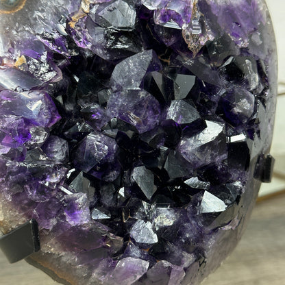 Amethyst-Kristallcluster mit lebendig strukturierter Oberfläche