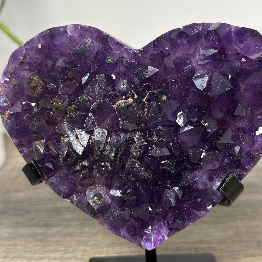 Amethyst-Kristallherz mit eingelagerten Kalzitformationen und kontrastreicher Kristallstruktur