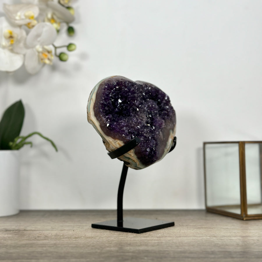Amethyst-Jaspis-Herzskulptur mit kontrastreicher Jaspis-Matrix und violetter Kristallzone