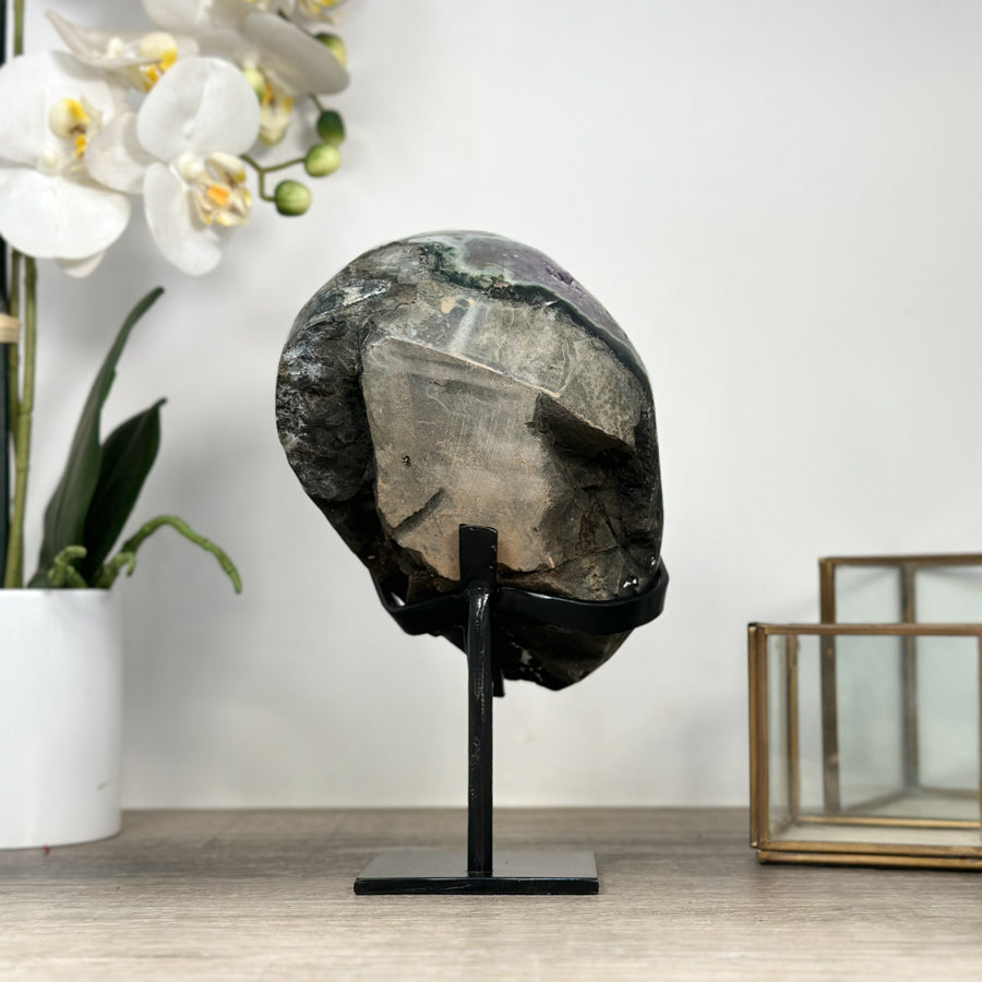 Amethyst-Kristallcluster mit plastisch ausgeformter Kalzit-Struktur