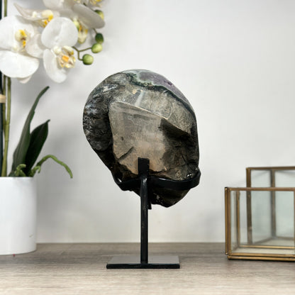 Amethyst-Kristallcluster mit plastisch ausgeformter Kalzit-Struktur