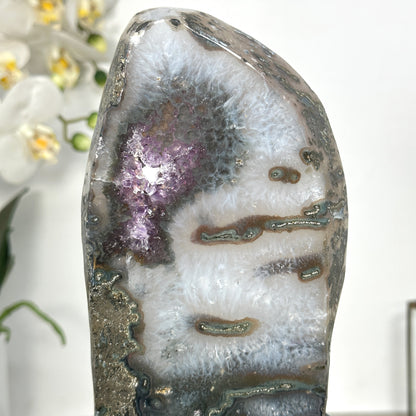 Quarz-Amethyst-Steinplatte mit vielschichtiger kristalliner Struktur