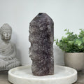 Amethyst-Obelisk mit klar ausgebildeter Kristallstruktur
