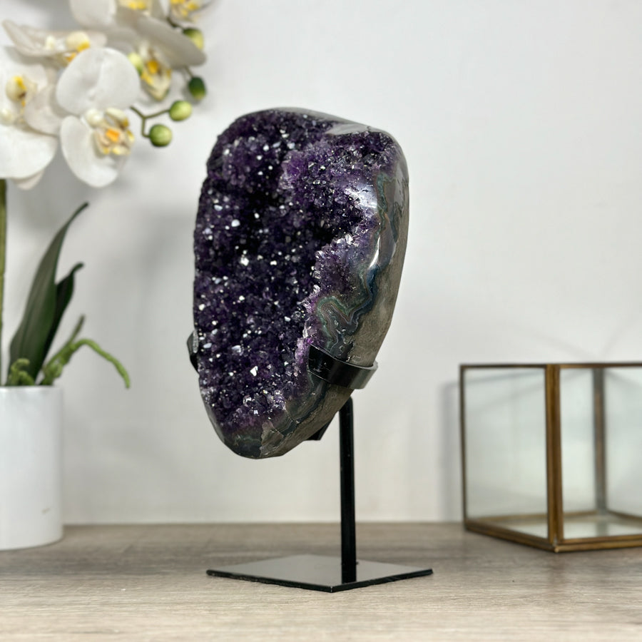 Amethyst-Kristallcluster mit frei stehender Spitzenarchitektur