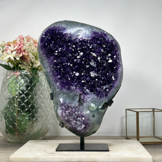 Amethyst-Geode groß mit tiefvioletten Kristallen und plastischer Kalzitformation