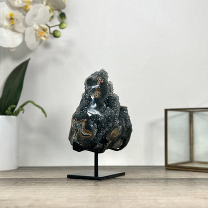 Natürliche Quarz-Skulptur mit stalaktitischer Bildung und strukturierter Oberfläche