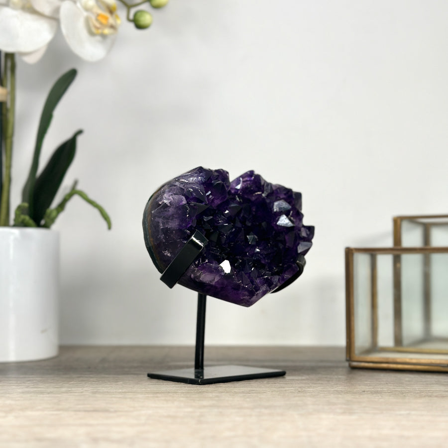 Amethyst-Herz mit harmonisch schimmernder, violetter Kristallzone