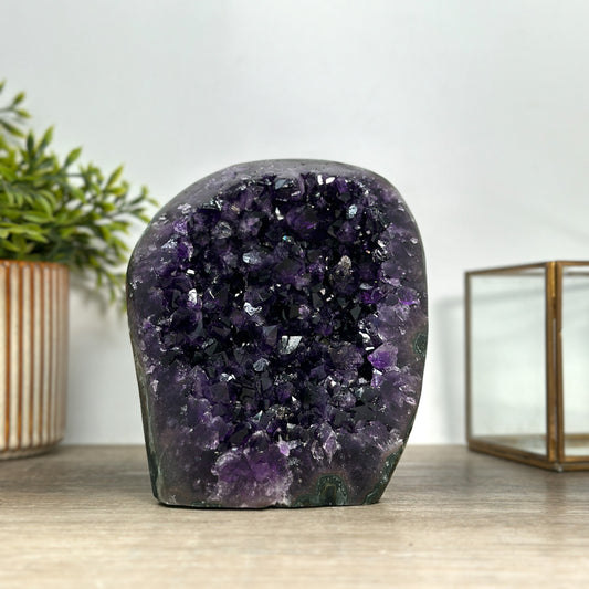 Amethyst-Kathedrale groß mit intensiv ausgeprägter, tiefvioletter Kristallkammer