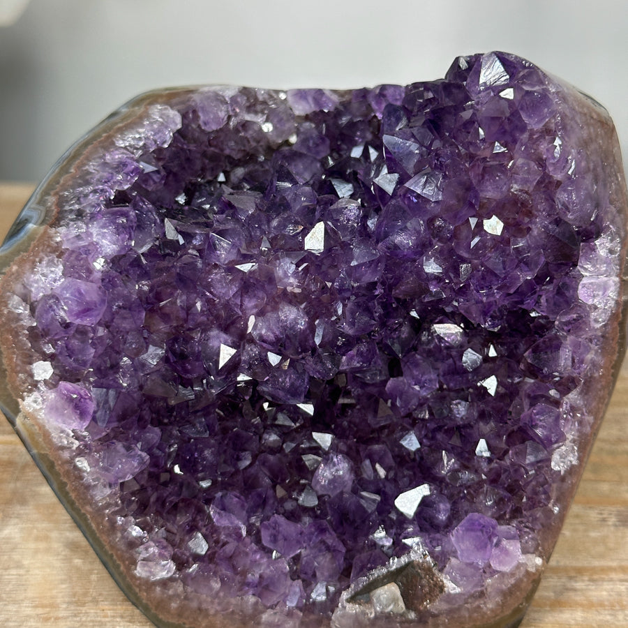 Amethyst-Cluster mit intensiv tiefvioletten Kristallspitzen und klarer Struktur