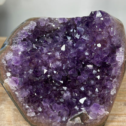 Amethyst-Cluster mit intensiv tiefvioletten Kristallspitzen und klarer Struktur