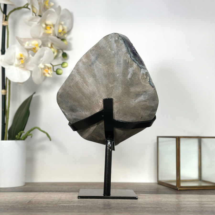 Amethyst-Geode mit tiefvioletter, raumgreifender Kristallstruktur, in ausgewählter Spitzenqualität