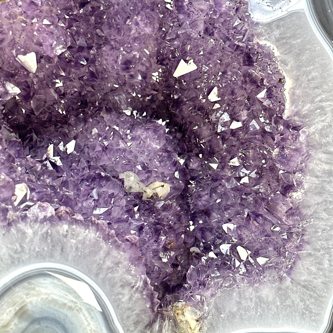 Amethyst-Geode groß mit fließender Kristallform und blauer Achat-Bänderung