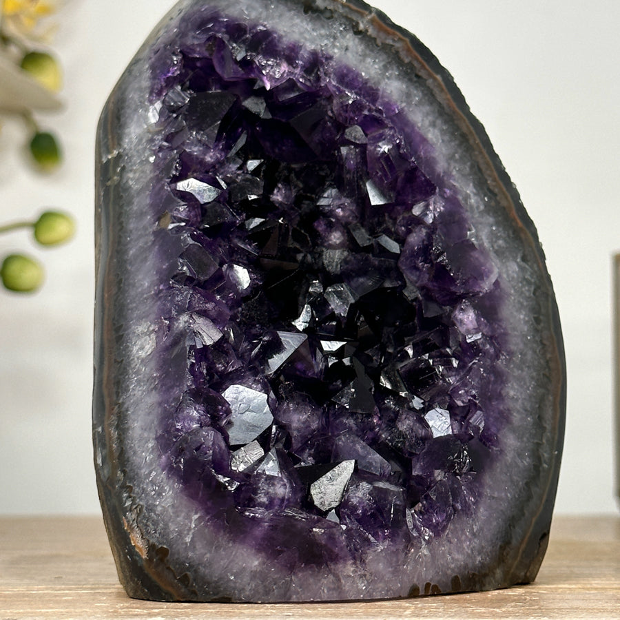 Amethyst-Geode mit dicht gewachsener, tiefvioletter Kristallstruktur