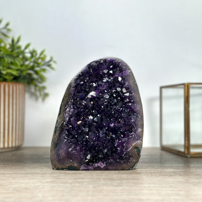 Amethyst-Druse mit dicht gewachsener Kristallfläche und violetten Kristallspitzen