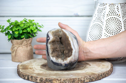 Quarz-Geode mit gelblich schimmernder Druzy-Kristalloberfläche