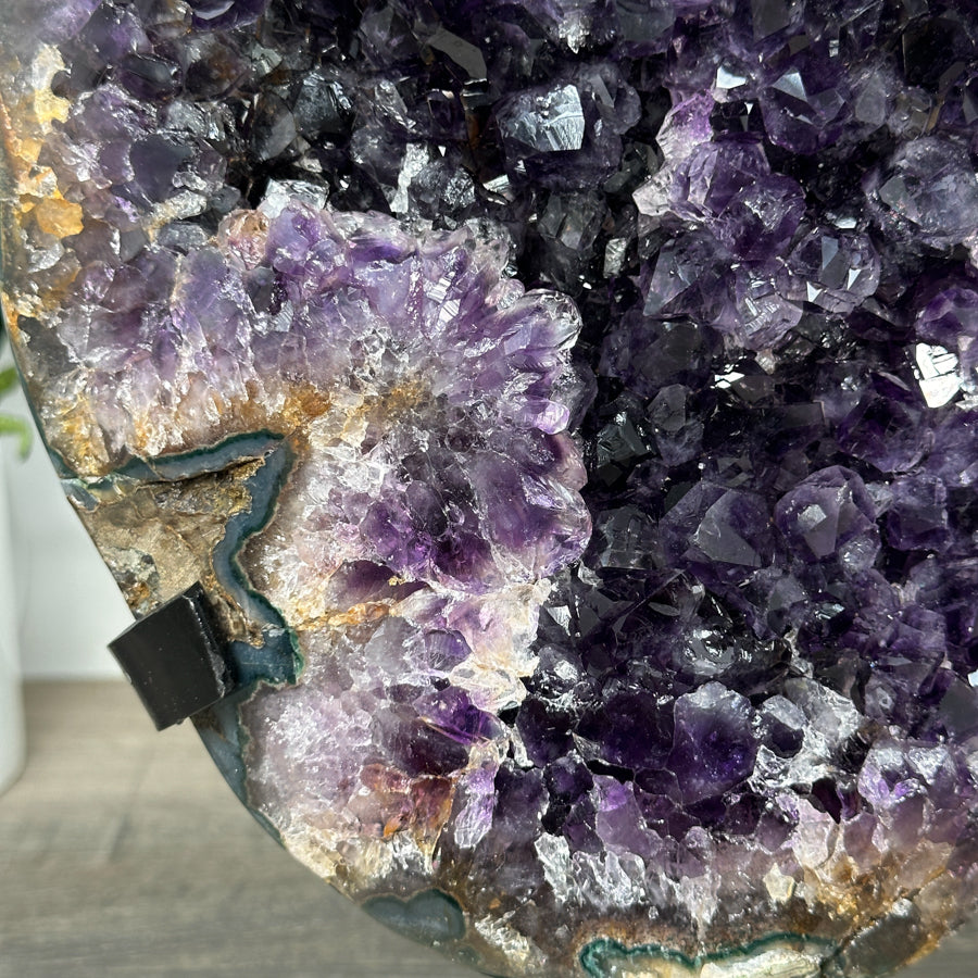 Amethyst-Kristallcluster mit frei gewachsener Spitzenzone