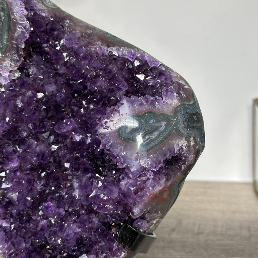 Amethyst-Kristallcluster mit weich verlaufender, violetter Farbstruktur, in hochwertiger Naturqualität