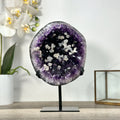 Amethyst-Geode mit klar ausgebildeter Kalzitstruktur und differenzierter Kristallbildung