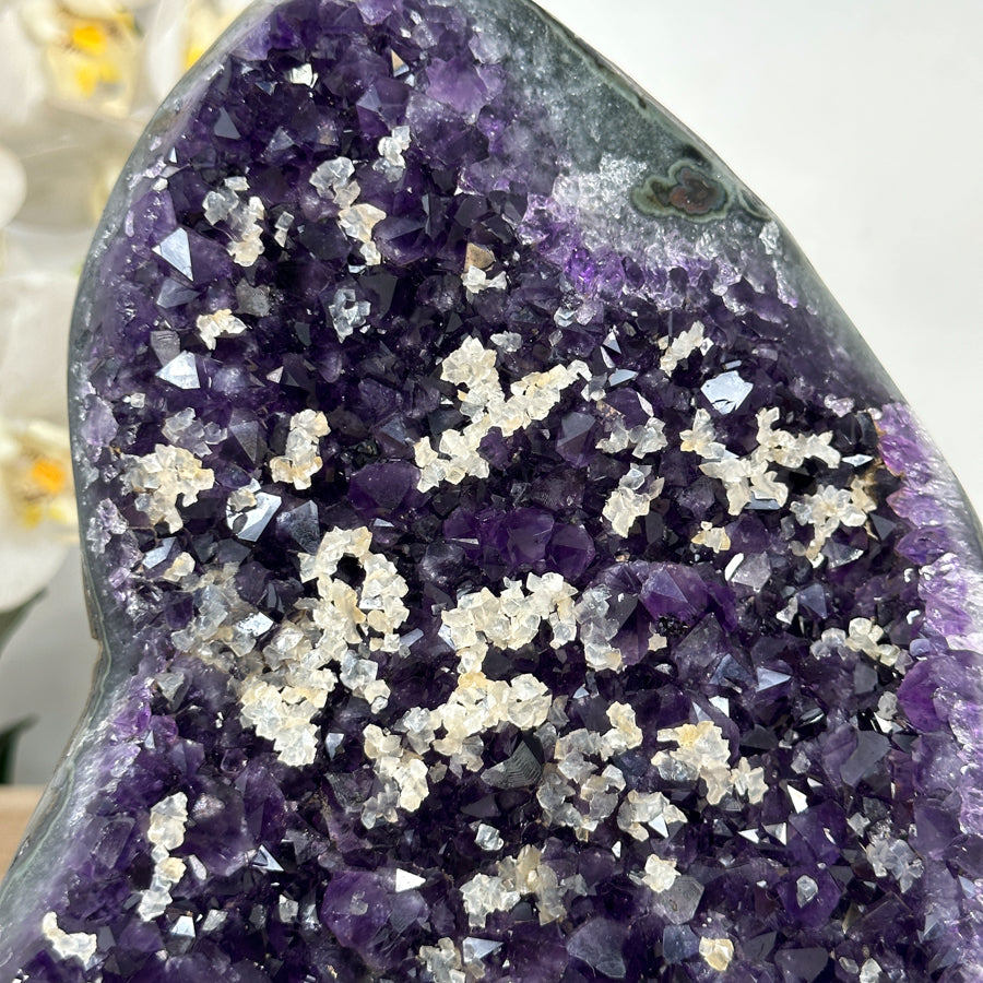 Amethyst-Geode groß mit Kalzit-Einschlüssen und kraftvoller Kristallstruktur