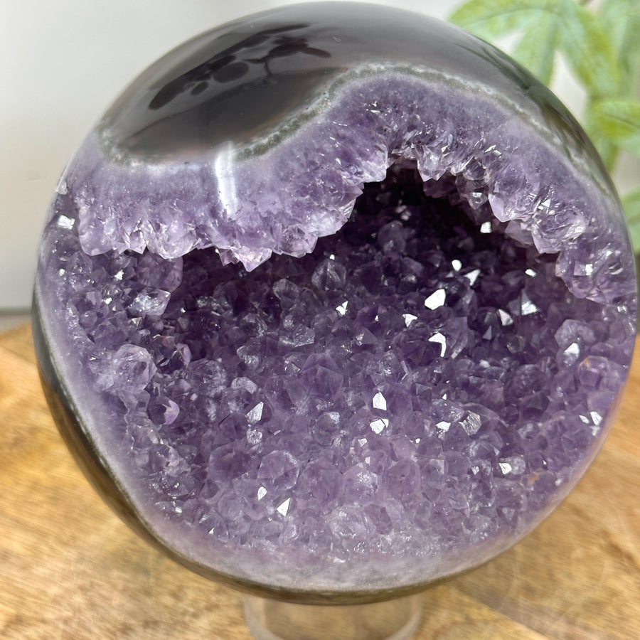 Amethyst-Achat-Steinkugel groß mit gleichmäßiger Kristallstruktur
