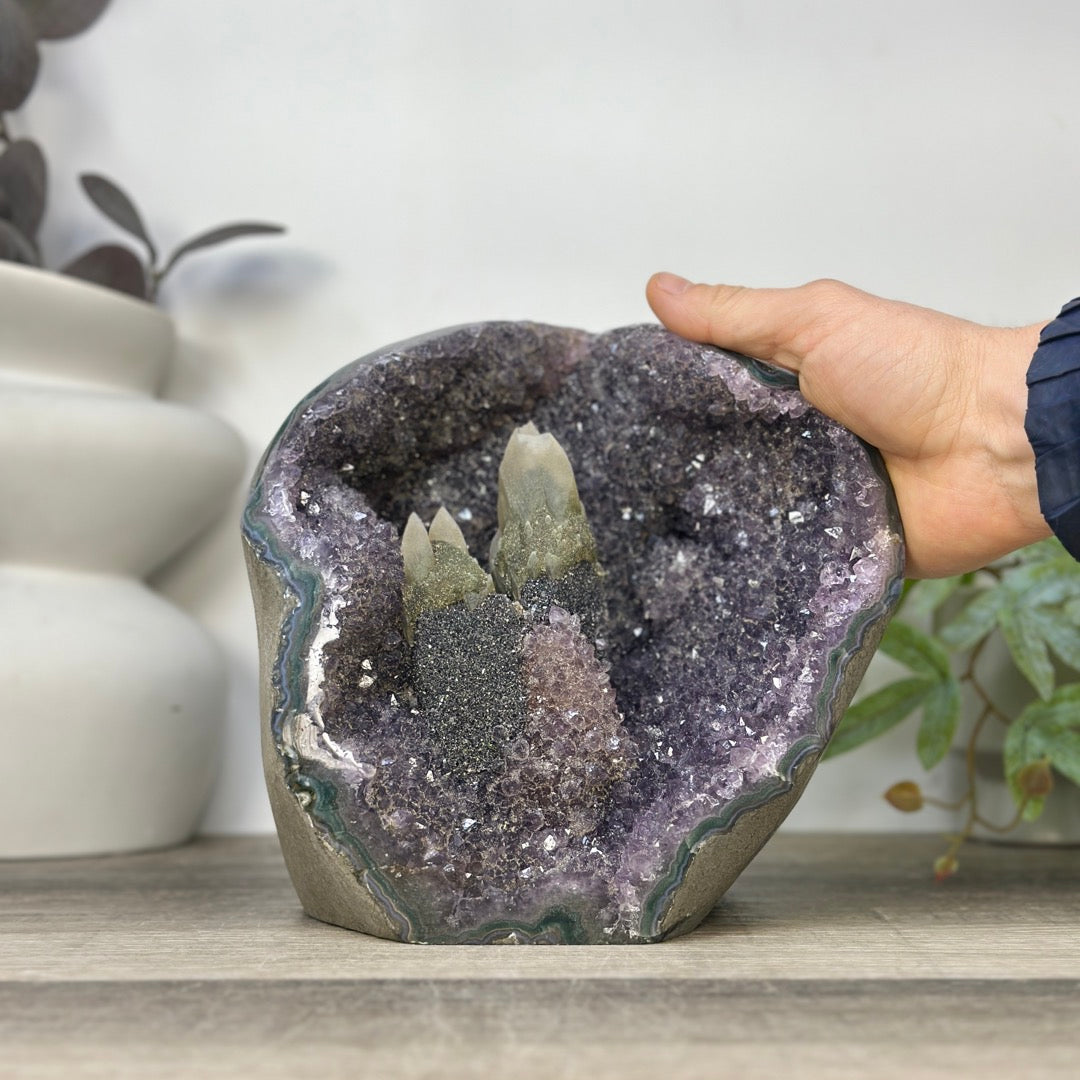 Amethyst-Geode in ausgewählter Spitzenqualität mit seltener Kalzit-Kristallstufe und tiefen Kristallen