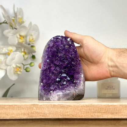Amethyst-Kathedrale mit klar definierter Kristallkammer und polierten Randflächen