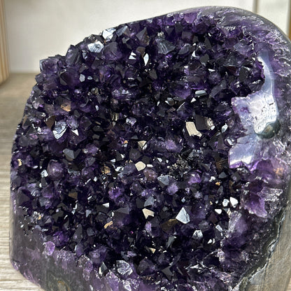 Amethyst-Kathedrale mit intensiv tiefvioletter Kristallzone, in exklusiver Premiumqualität