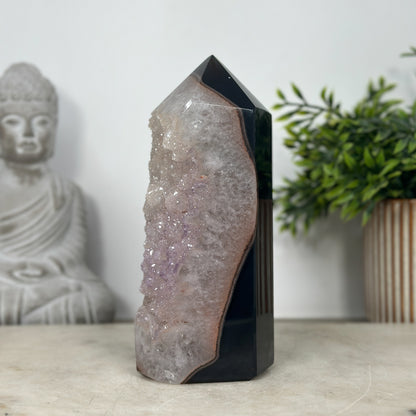 Zuckerquarz-Achat-Obelisk mit funkelnder Kristallstruktur