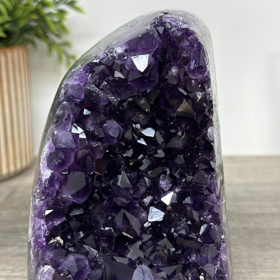 Amethyst-Druse mit klar definierten, violetten Kristallspitzen