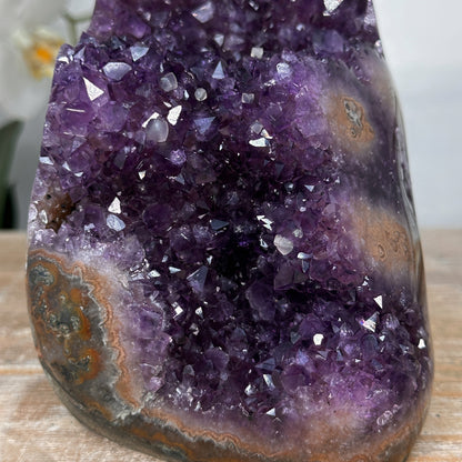 Amethyst-Cluster mit Jaspis-Matrix und warm orangefarbener Strukturwirkung