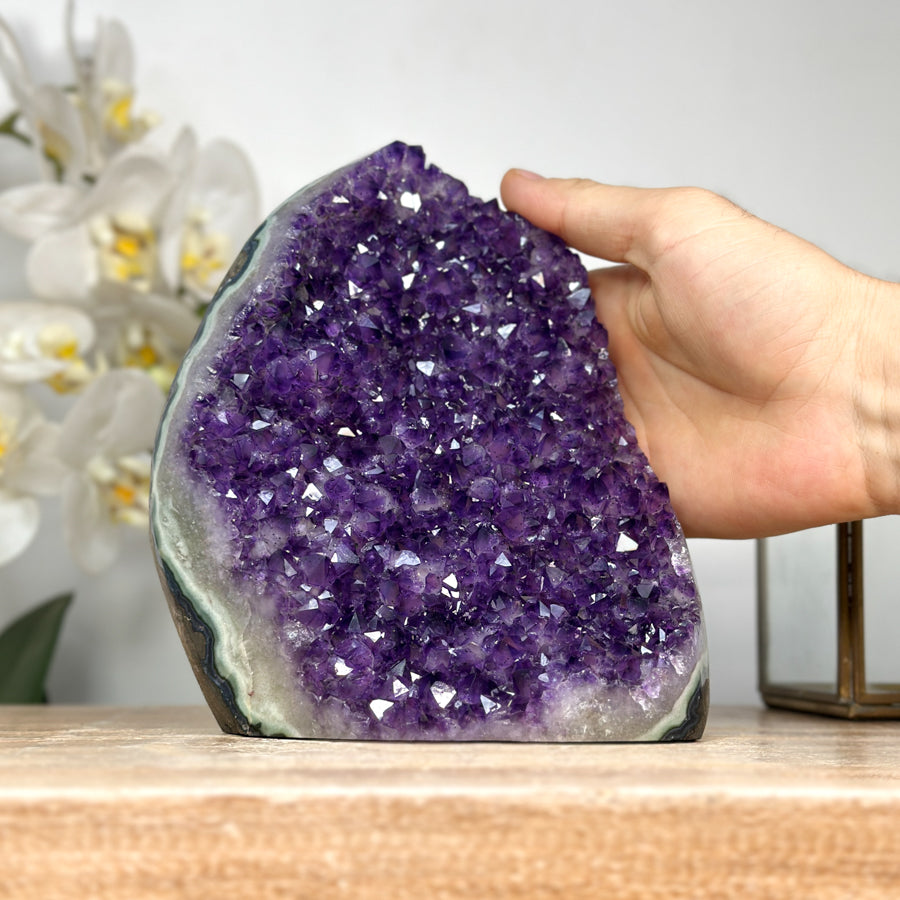 Amethyst-Cluster mit Jaspis-Schale und differenzierter Kristallstruktur