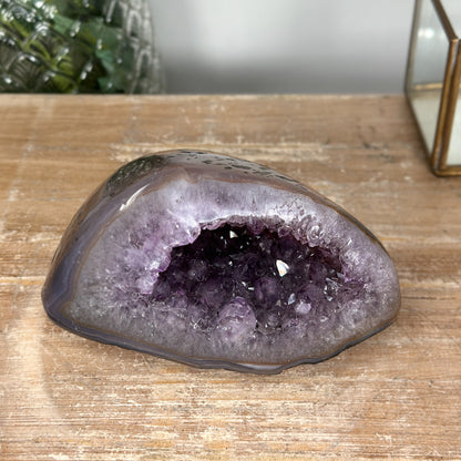 Amethyst-Achat-Geode mit ausgewogener, klarer Struktur