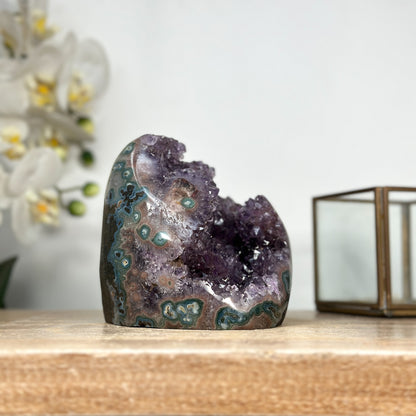 Amethyst-Druse mit Jaspis-Schale und kontrastreicher Matrixstruktur