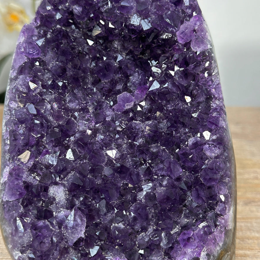 Amethyst-Druse mit klar geöffneter Kristallkammer und violetter Kristallstruktur