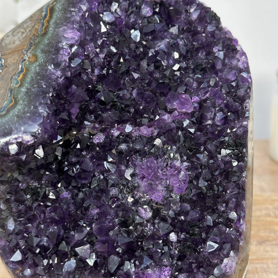 Amethyst-Druse mit violetter Kristallstruktur und grüner Jaspis-Matrix