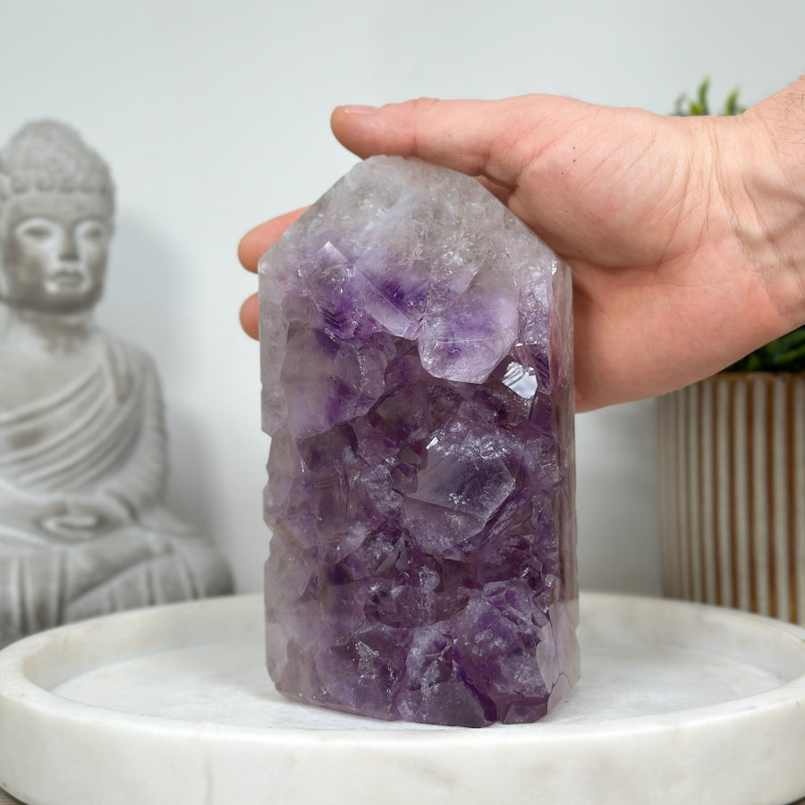 Amethyst-Obelisk mit großkristallinem Zentrum