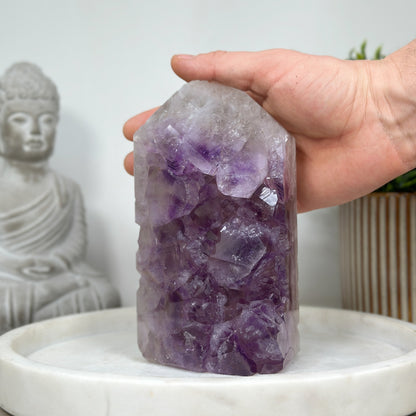 Amethyst-Obelisk mit großkristallinem Zentrum