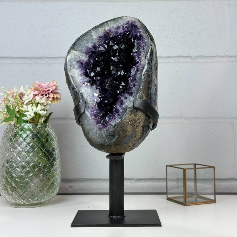 Amethyst-Geode groß mit tiefvioletten, lichtreflektierenden Kristallen, in exklusiver Premiumqualität