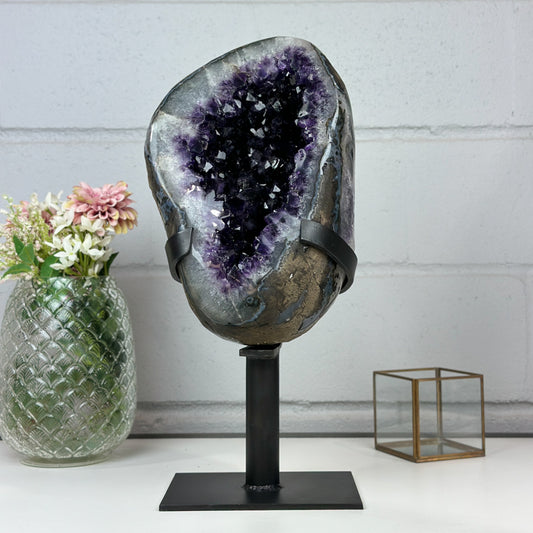 Amethyst-Geode groß mit tiefvioletten, lichtreflektierenden Kristallen, in exklusiver Premiumqualität
