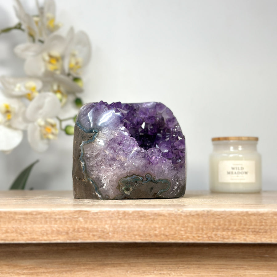 Amethyst-Geode mit klar geöffneter Kristallkammer und polierten Randflächen
