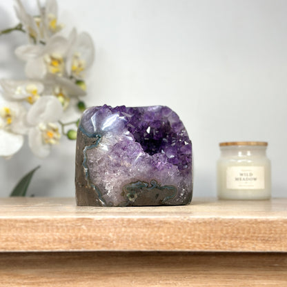 Amethyst-Geode mit klar geöffneter Kristallkammer und polierten Randflächen