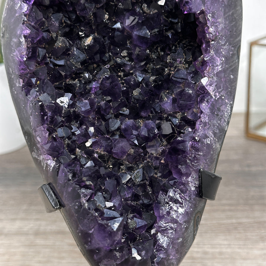 Amethyst-Geode mit offener, harmonischer Kristallarchitektur