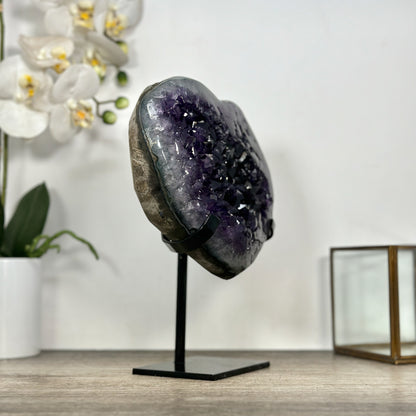 Amethyst-Herzskulptur groß mit großkristalliner, tiefvioletter Kristallbildung