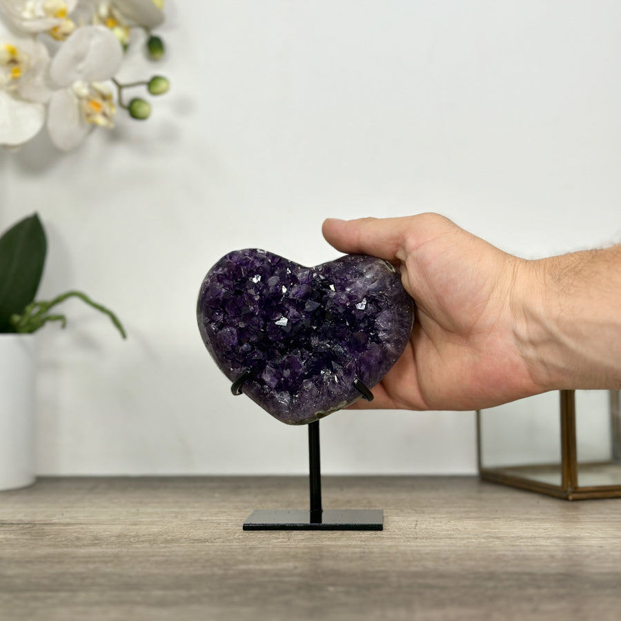 Amethyst-Herzskulptur mit kraftvoll gewachsener, purpurner Kristallstruktur