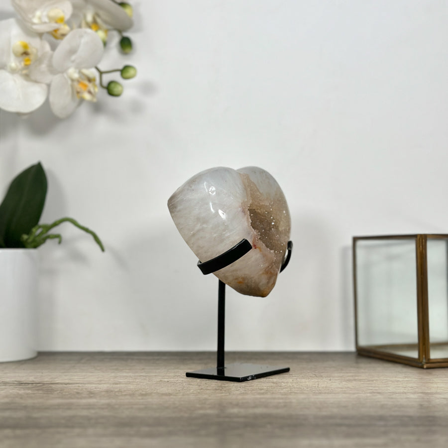 Gelbe Quarz-Herzskulptur mit lichtdurchlässiger, goldfarbener Kristallstruktur