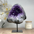 Amethyst-Geode mit stark strukturierter Kristallkammer