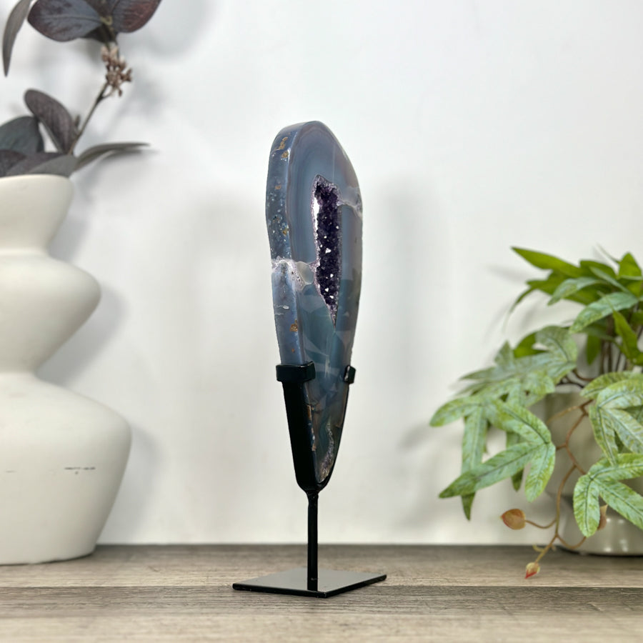 Amethyst-Portal mit kontrastreicher Achat-Schale und ausgeglichener Farbgebung