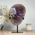 Amethyst-Kristallformation mit Pseudokalzit-Einschluss