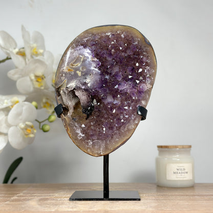 Amethyst-Kristallformation mit Pseudokalzit-Einschluss