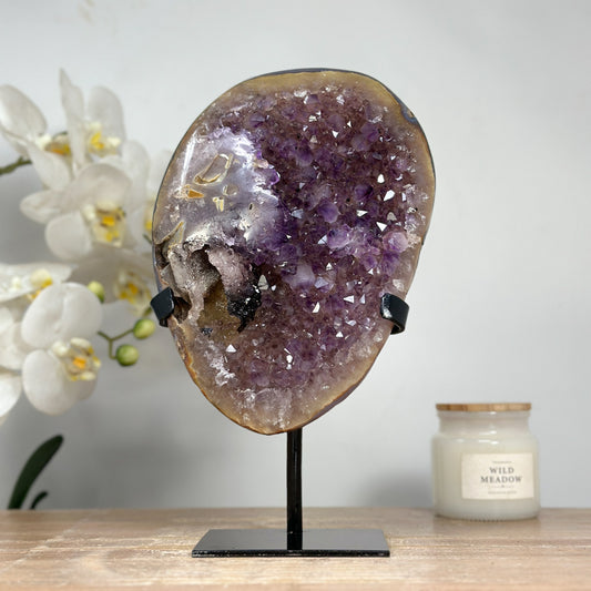 Amethyst-Kristallformation mit Pseudokalzit-Einschluss